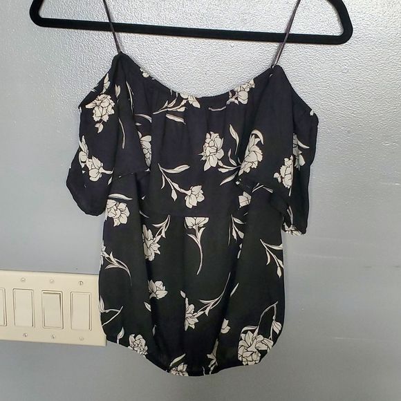 Sienna sky  Off the shoulder floral top - Picture 2 of 13